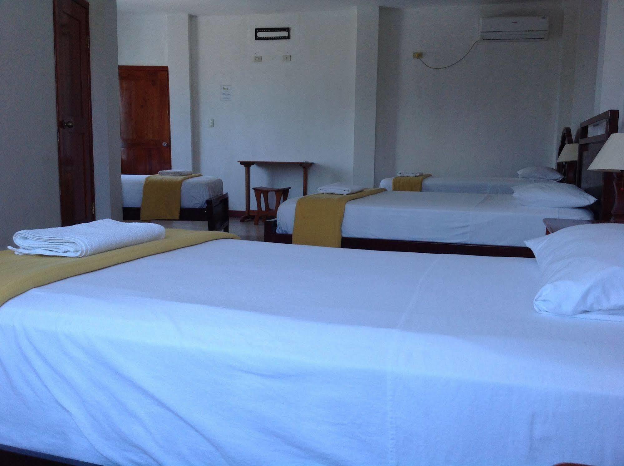Gloria - Galapagos Inn Puerto Ayora  Exteriér fotografie