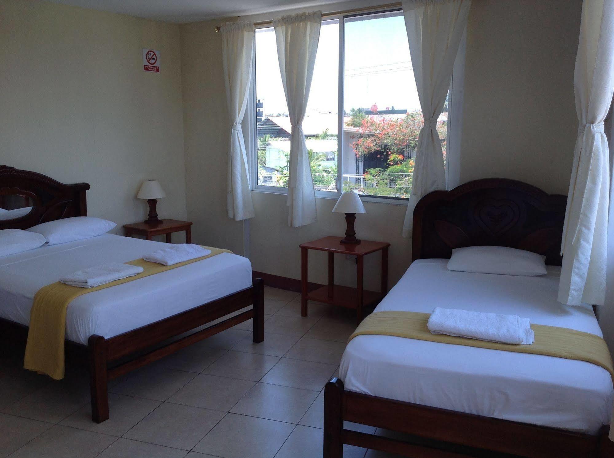 Gloria - Galapagos Inn Puerto Ayora  Exteriér fotografie